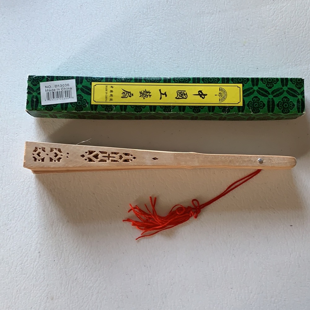 New in Box. Wooden hand fan - Picture 2 of 4
